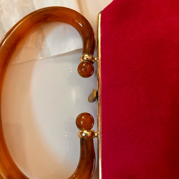 Highly collectible vintage 1950s fuschia felt purse with Bakelite handle. - Picture 6 of 6